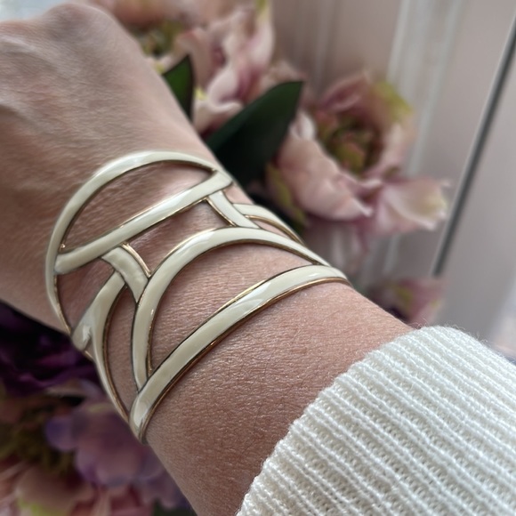 🤍💖✨ Enamel Cream and Gold Cuff Bracelet - Picture 16 of 17